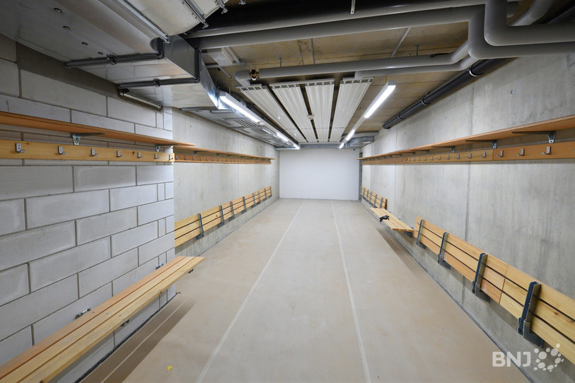 En attendant la fin de la construction de son vestiaire, le HC Ajoie occupera ce local (photo : Georges Henz).