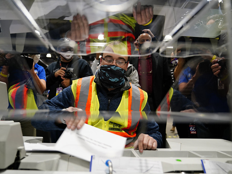 Nombre d'Etats ont été débordés par le déluge de bulletins envoyés par correspondance, encouragés en raison de la crise sanitaire. Ouvrir les enveloppes et scanner ces bulletins va prendre dans certaines villes plusieurs jours, en particulier à Philadelphie, fief démocrate. (Photo : KEYSTONE / Matt Slocum).