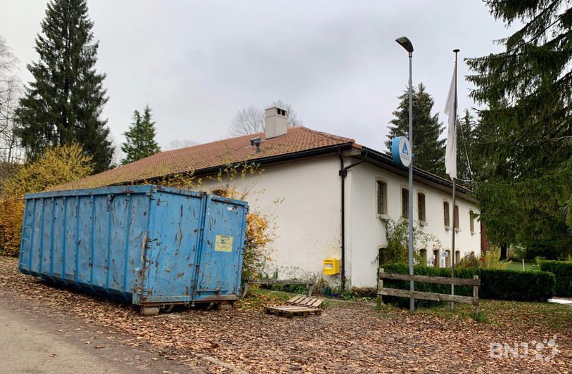 L'Auberge de Jeunesse du Bémont a définitivement fermé ses portes, et une benne a été installée pour la vider.