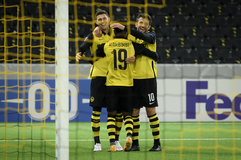Le Fribourgeois Felix Mambimbi (centre) célèbre le troisième but contre le CSKA Sofia avec Christian Fassnacht (gauche) et Miralem Sulejmani.