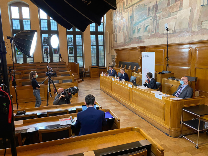 Des mesures particulières encadrant le vote de Moutier ont été présentées ce vendredi à Berne. De gauche à droite : David Gaffino, vice-chancelier du canton de Berne, Christoph Auer, chancelier du canton de Berne, Jean-Christophe Geiser, responsable du dossier jurassien à l'OFJ et Christian Vaquin, chancelier de Moutier.