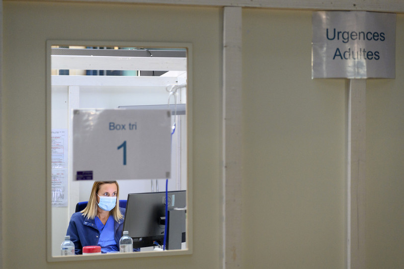 Du personnel médical travaille dans un box de tri avancé des urgences, Covid-19 et non Covid-19, à l’hôpital Pourtalès à Neuchâtel. (Photo : KEYSTONE / Laurent Gillieron).