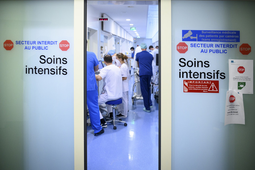 Si la situation semble se stabiliser au sein du RHNe, celle des soins intensifs reste très tendue. (Photo : KEYSTONE / Laurent Gillieron).