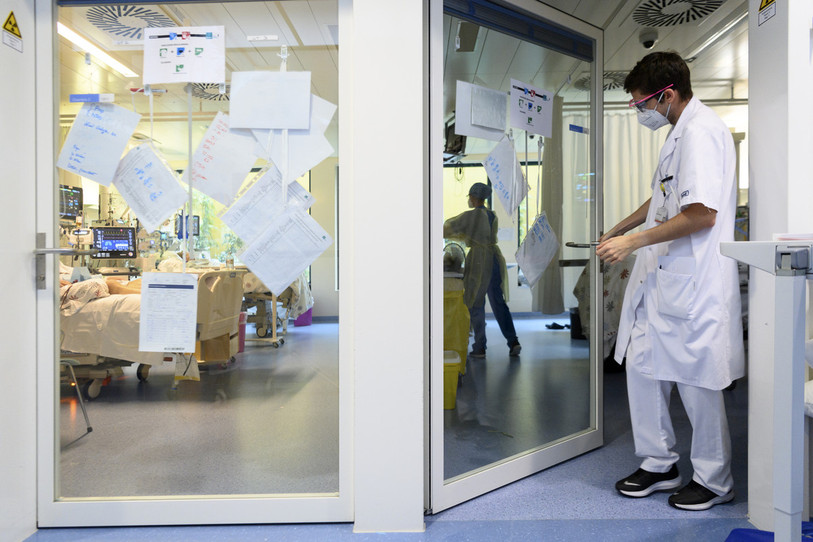 Le nombre de personnes hospitalisées sur les sites du Réseau hospitalier neuchâtelois est en baisse. (Photo : archives KEYSTONE / Laurent Gillieron).