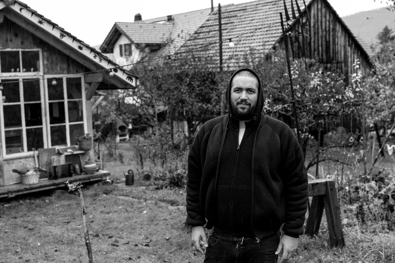 L'artiste jurassien Augustin Rebetez, dans son jardin de Mervelier (photo : Augustin Rebetez).