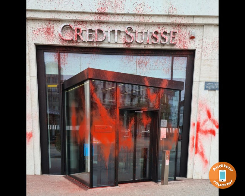 L'entrée de la banque Crédit Suisse à Bienne a été aspergée de peinture rouge.