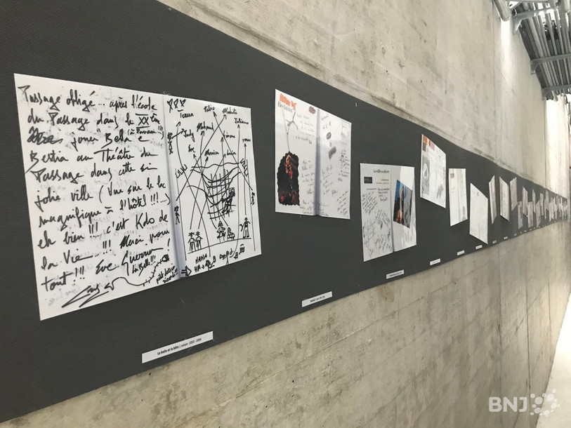 Les pages du livre d'or des artistes qui ont foulés les planches du Passage sont exposées au sous-sol de l'institution. On en retrouve quelques-unes dans l'ouvrage « Théâtre du Passage - Le jeu des possibles » publié à l'occasion du 20e anniversaire.