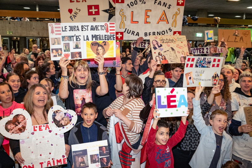 Les fans de Léa ont donné de la voix au Palais des Congrès et ont déployé leurs banderoles (photo : KEYSTONE/Jonas Scheck).
