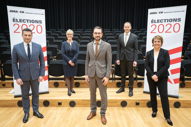 Le Gouvernement jurassien a réparti ses départements. De gauche à droite : Jacques Gerber (PLR), Rosalie Beuret Siess (PS), Martial Courtet (PDC), David Eray (PCSI), Nathalie Barthoulot (PS). (Photo : canton du Jura).