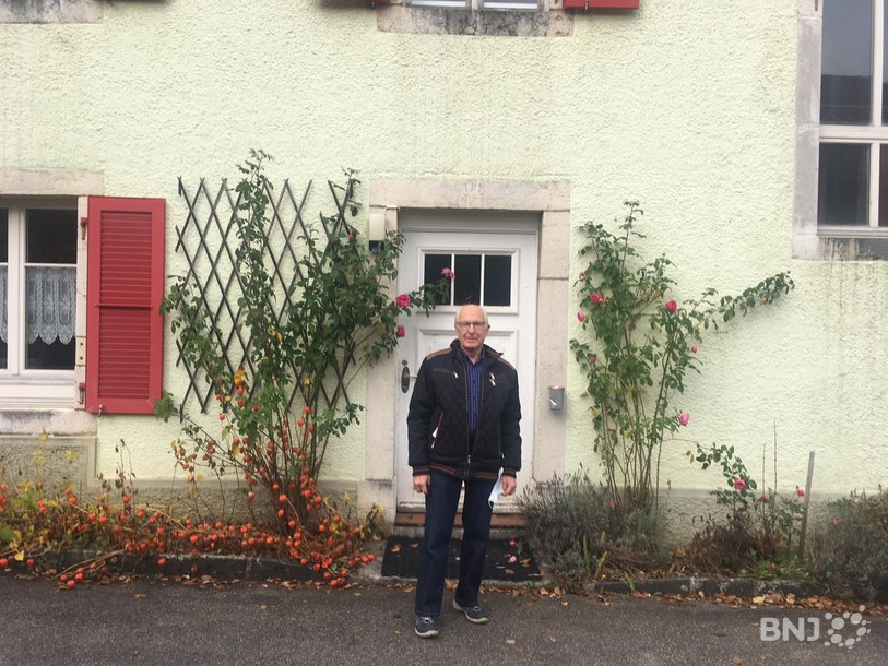 Claude Bourquin, devant la cure.