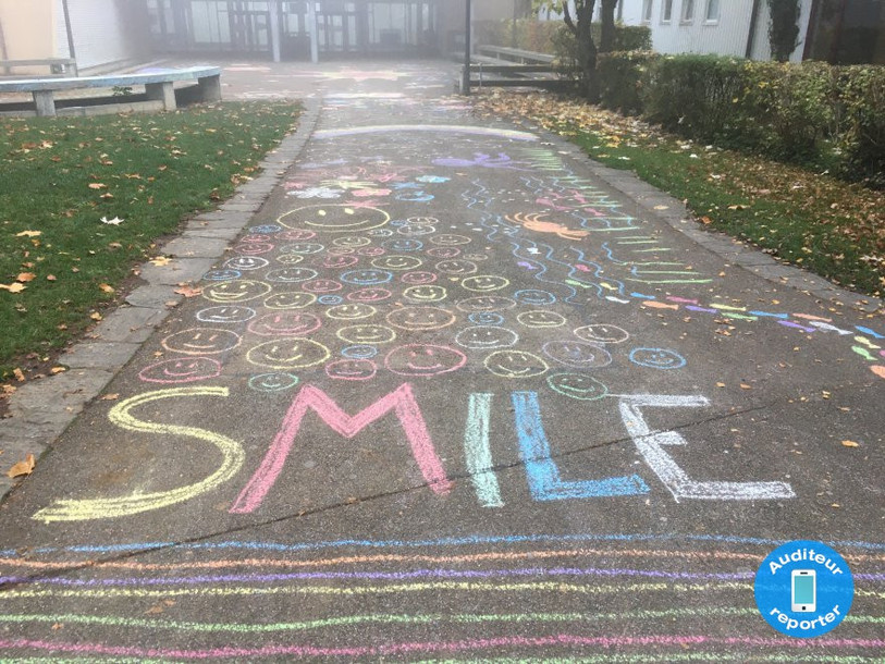 En se rendant au collège, les élèves delémontains ont pu contempler les dessins colorés de mystérieux auteurs.