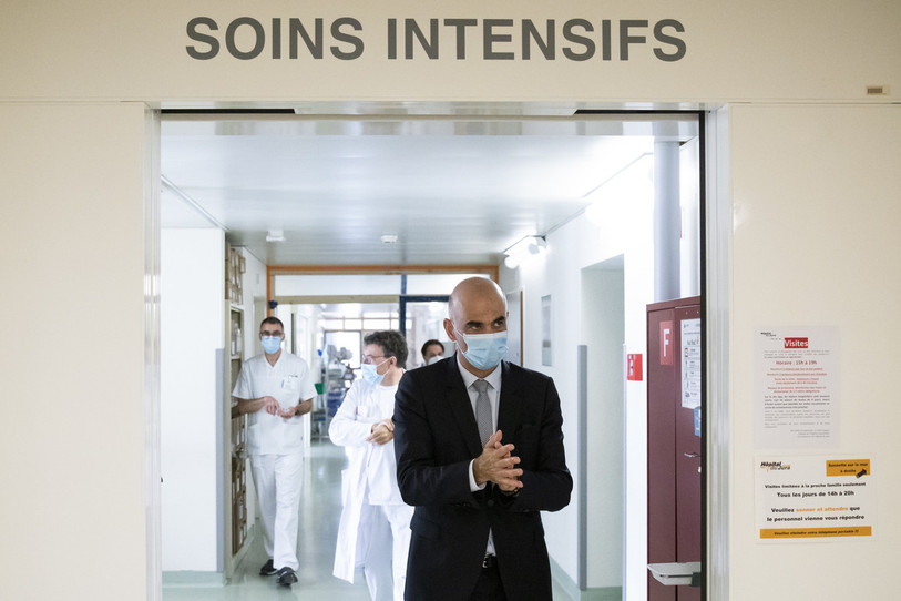 Le conseiller fédéral Alain Berset en visite à l’Hôpital du Jura sur le site de Delémont. (Photo : KEYSTONE / Peter Klaunzer).