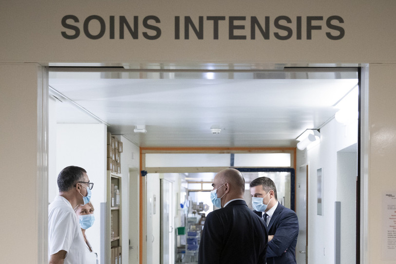 Les soins intensifs, ici lors de la visite d’Alain Berset en novembre 2020, accueillent actuellement deux patients Covid. (Photo : archives KEYSTONE/Peter Klaunzer).