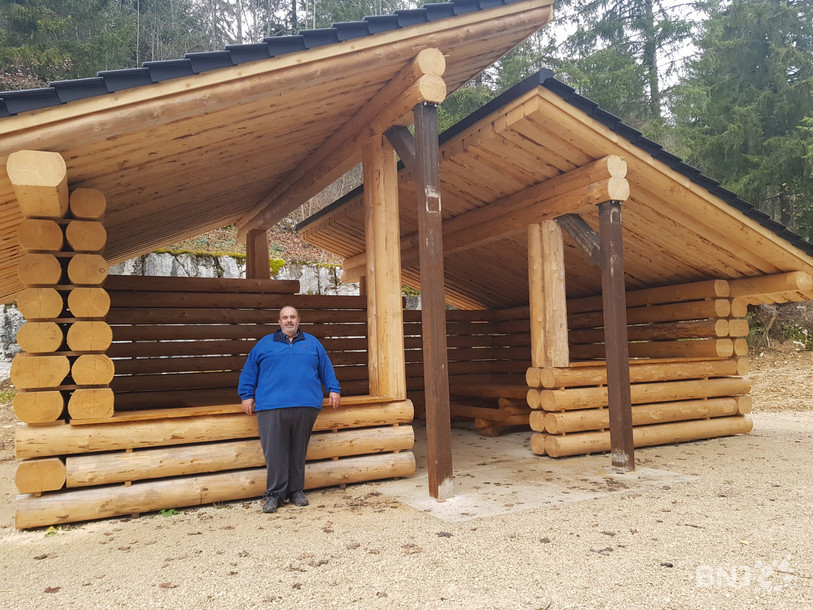 L'ancien conseiller communal Christian Hostettler devant le nouvel abri pour randonneurs au chemin du Repère, à la Vue-des-Alpes.