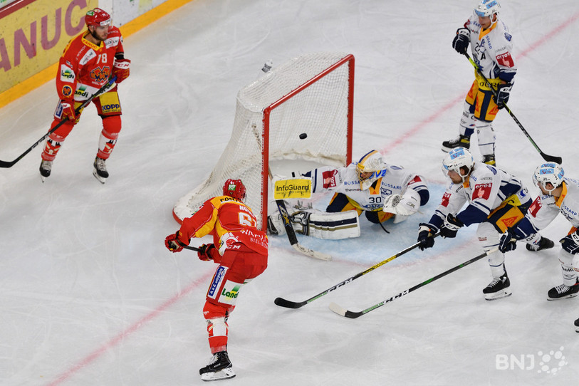 Michaël Hügli redonne ici l'avantage 4-3 au HC Bienne. Les Seelandais finiront par s'incliner après avoir mené trois fois au score. (Photo : Georges Henz)