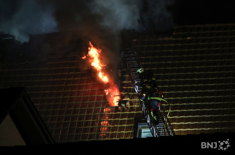 Les pompiers ajoulots sont intervenus avec un important dispositif mardi soir à Alle. (Photo: Mauricette Schnider)