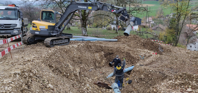 Le chantier est en cours en vue du remplacement des conduites de transport entre la source de la Raissette, à Cormoret, et St-Imier. (Photo : Municipalité de St-Imier)