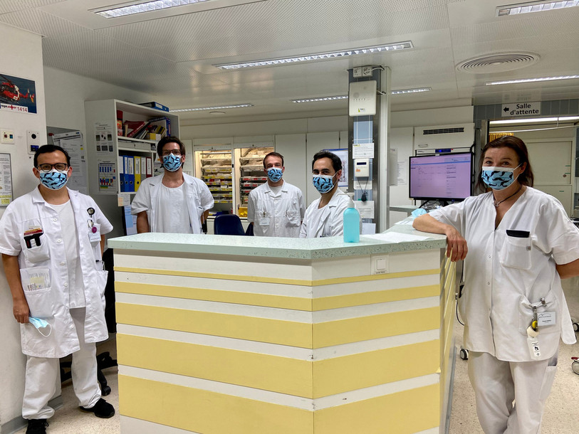 Des moustaches imprimées sur le masque de ces employés de l'Hôpital du Jura bernois. Le Covid-19 n'empêche pas la solidarité avec les malades du cancer. (Photo : HJB)