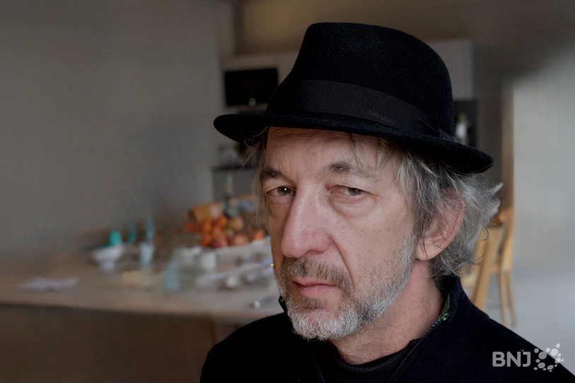Coiffé de son chapeau, Arthur H est prêt à partager ses chansons avec le public.