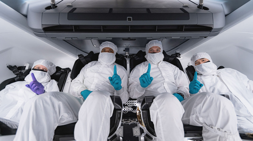 Michael Hopkins, Victor Glover et Shannon Walker de la NASA, ainsi que Soichi Noguchi de l'Agence japonaise d'exploration aérospatiale (JAXA)
