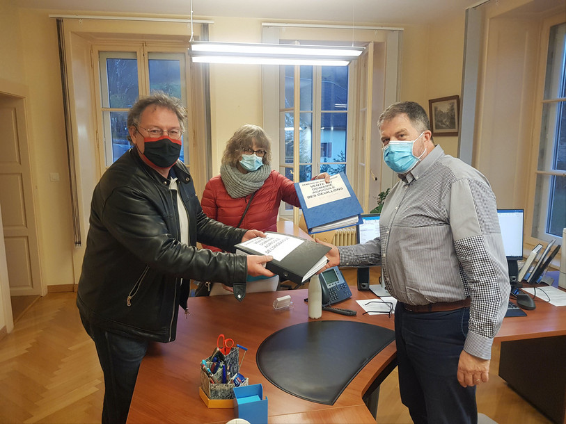 Philippe Vaucher et Adriana Ioset ont remis mercredi les signatures à Christian Reber, Chancelier communal (de gauche à droite).