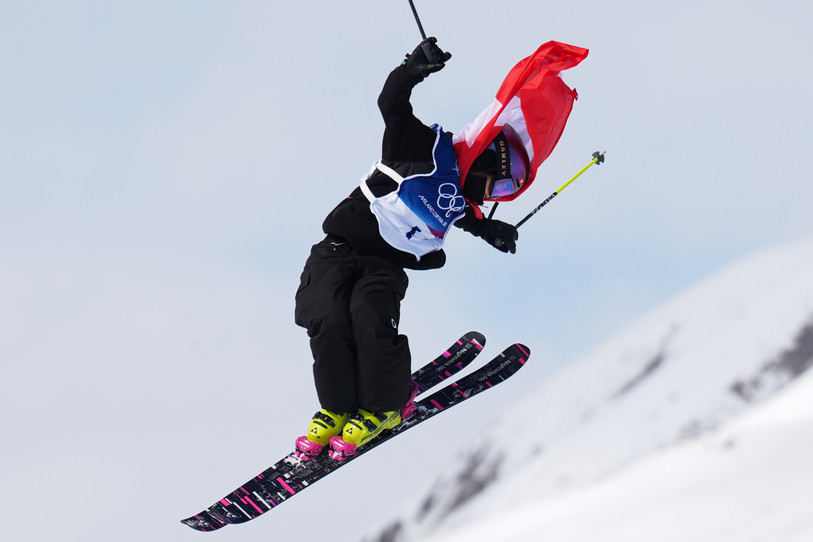 La Suissesse Mathilde Gremaud célèbre sa médaille d’or lors de son dernier run en finale du slopestyle de ski freestyle féminin aux Jeux olympiques d’hiver 2026, à Livigno. (Photo : AP Photo/Abbie Parr.)