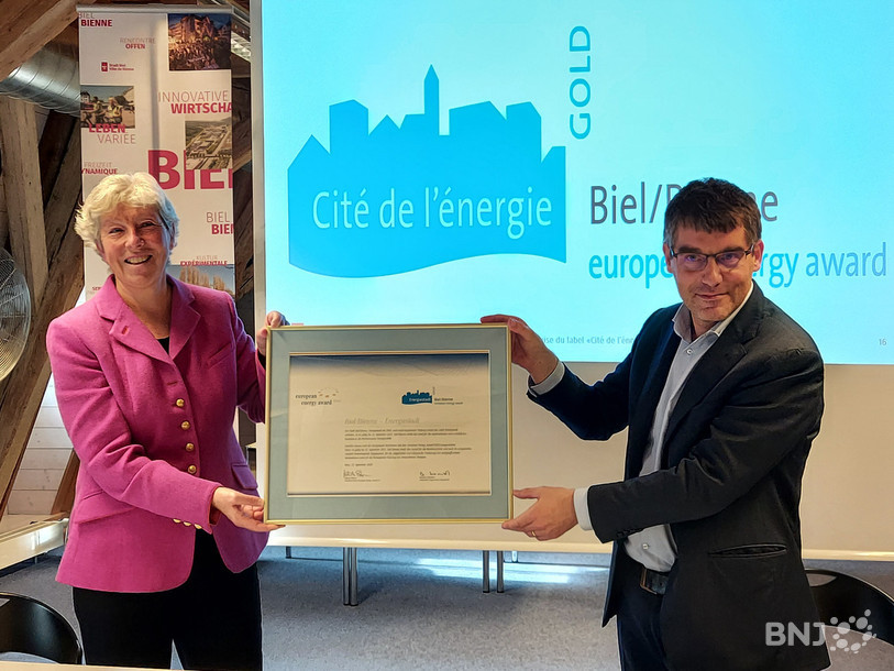 Roger Nordmann a remis le certificat de « Cité de l’énergie Gold » à Barbara Schwickert.