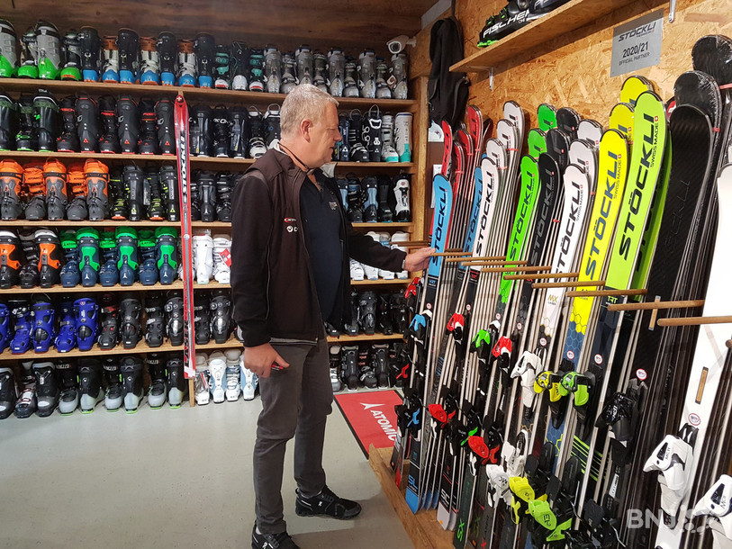 Patrick Wäspe, gérant de Wsport, constate que les clients habituels sont hésitants face à une saison des plus incertaines.