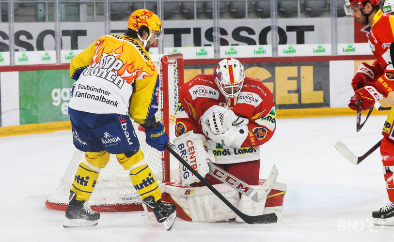 Le gardien biennois Joren van Pottelberghe a disputé son premier match contre son ancienne équipe. Il s'impose ici face au Top Scorer grison Andres Ambühl. (photo: Mauricette Schnider).