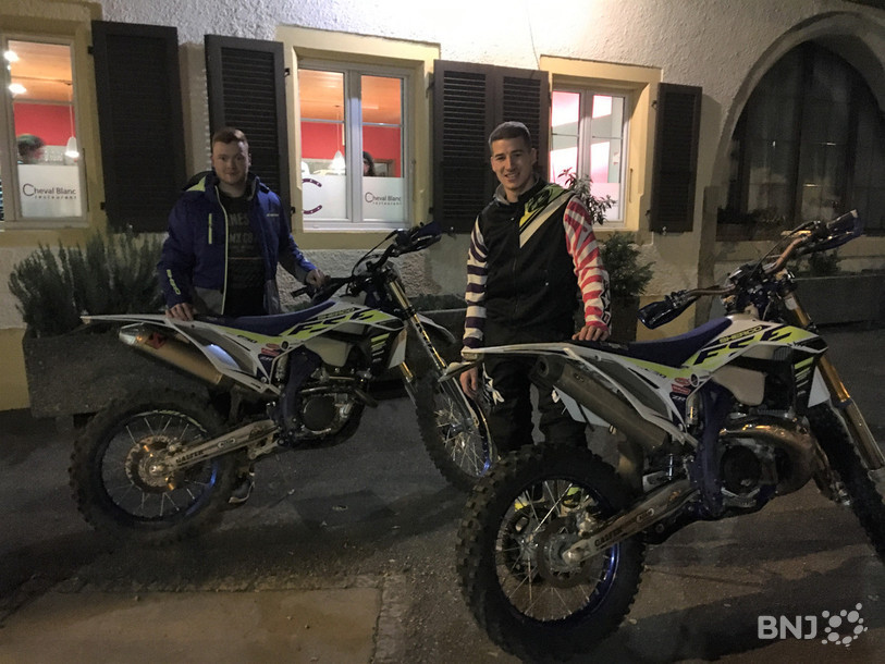 Le club Off Road Team Ajoie s'est proposé pour livrer les menus de St-Martin. A gauche le président Dan Juillerat et Noé Riat.