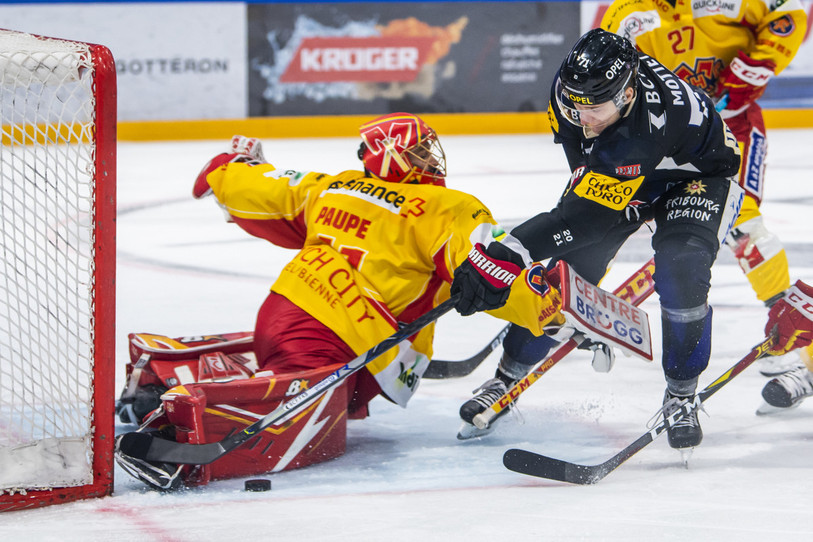 Le gardien du HC Bienne Elien Paupe stoppe une tentative du Fribourgeois Killian Mottet, mais c'est bien Gottéron qui va finir par l'emporter (photo : KEYSTONE/Jean-Christophe Bott).