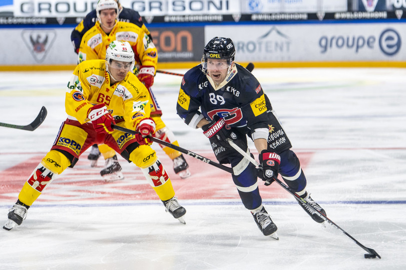 Andrey Bykov et Fribourg ont débordé Valentin Nussbaumer et le HC Bienne samedi soir (photo : KEYSTONE/Jean-Christophe Bott).