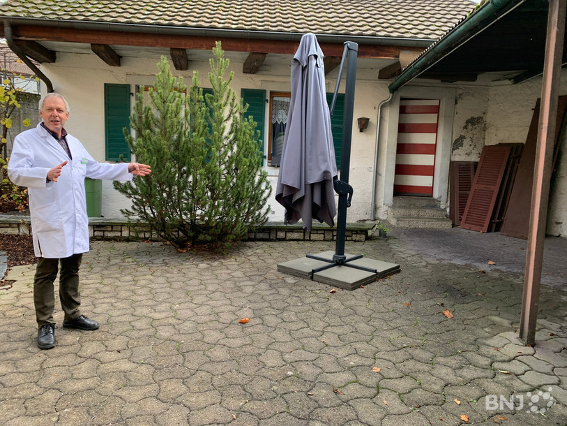 Le pharmacien Bernard Bichsel présente le futur emplacement de la tente qui devrait être installée dans le courant de la semaine à Reconvillier.