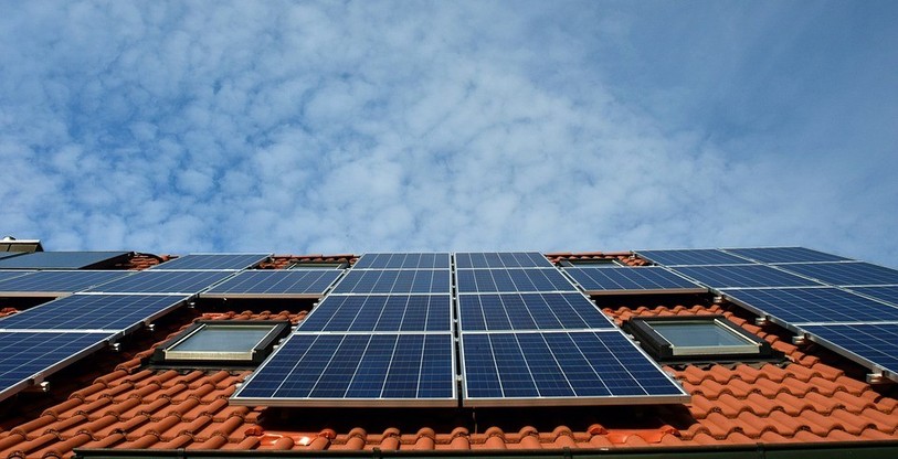 Les entreprises jurassiennes actives dans la pose de panneaux solaires sont unanimes : leurs délais pour honorer leurs contrats n'ont de cesse de se rallonger ces derniers mois, en raison notamment des pénuries de matières premières et de la hausse des demandes. (Photo: ldd)