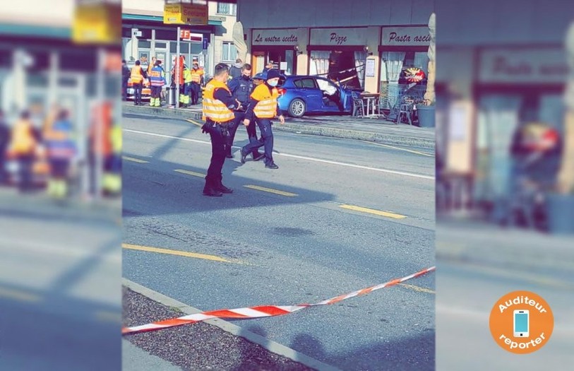 La police a fermé la place de la gare et plusieurs ambulances étaient sur place. 