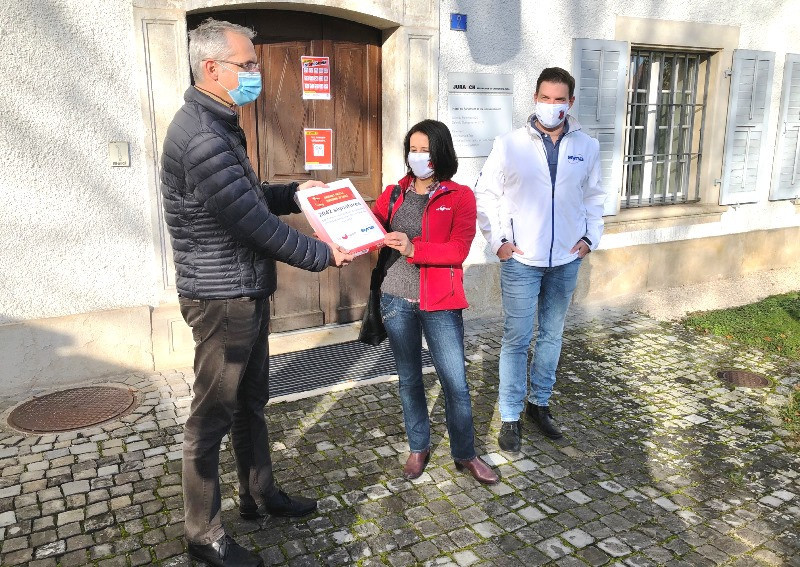 Joana Chena-Basanta et Loïc Dobler, des syndicats SSP et SYNA, remettent leur pétition au représentant de la Chancellerie Nicolas Guenin.