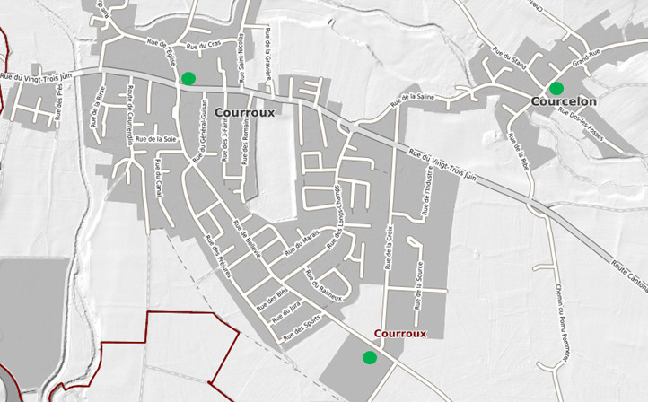 Les trois défibrillateurs sont disponibles à l’administration communale, au centre sportif et à l’école de Courcelon (image: commune de Courroux).