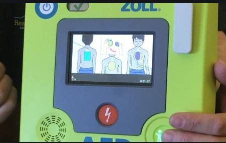 Les défibrillateurs doivent permettre aux premiers répondants d'intervenir avant l'ambulance (photo : commune de Courroux).