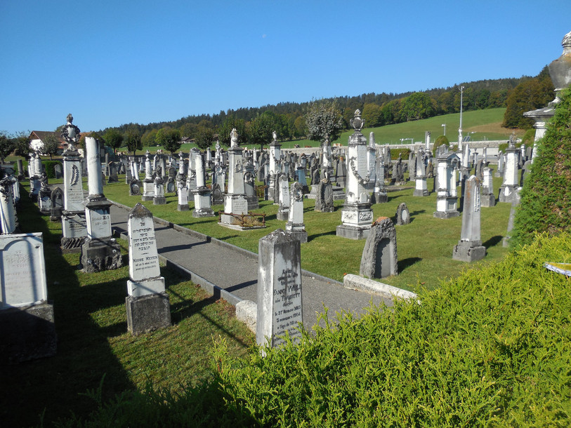 Le cimetière israélite de La Chaux-de-Fonds, aux Eplatures, compte plus de 1000 sépultures qu'Anne-Marie Faraggi-Rychner a étudié une à une.