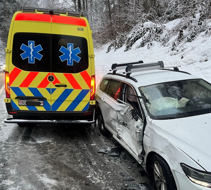 Les deux membres de l’équipage légèrement blessés ainsi que leur patient, ont été transportés aux urgences de l’hôpital Pourtalès. (Photo : Police neuchâteloise.)