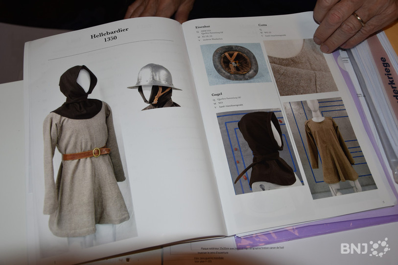 Parmi les trente-cinq uniformes présentés, celui-ci date de 1350.