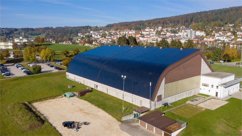 La toiture inclinée de la patinoire a constitué un défi pour les responsables du projet ( photo: commune de Tramelan)