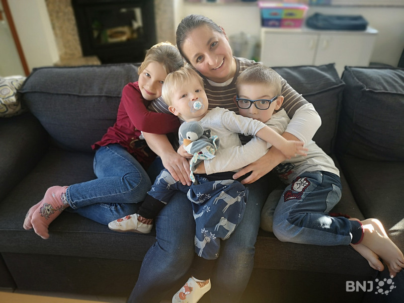 L'avantage de l'instruction à la maison? Les petites pauses pour faire le plein de tendresse, manque ici le petit Kalen occupé par ses cours d'espagnol