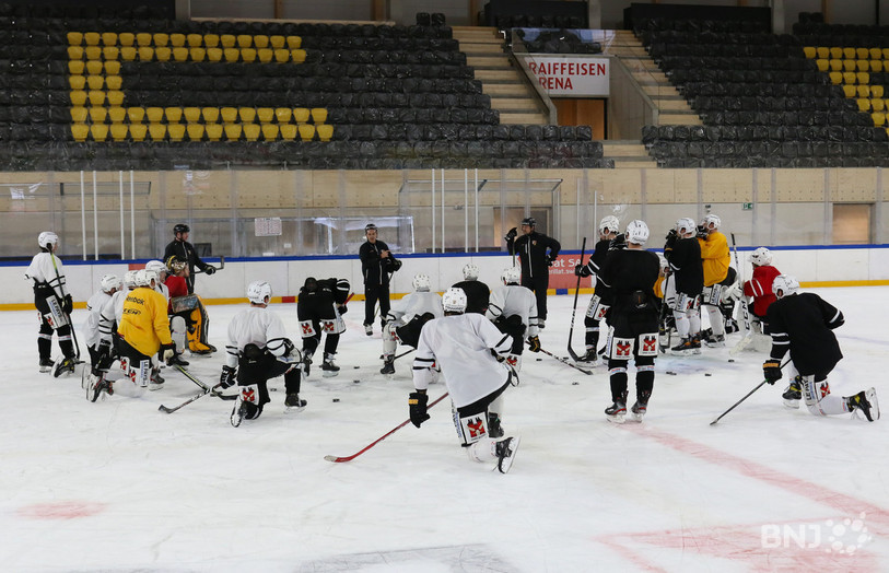 Le HC Ajoie a transpiré durant 1h30' ce vendredi matin sous les ordres de Gary Sheehan (photo : Mauricette Schnider).
