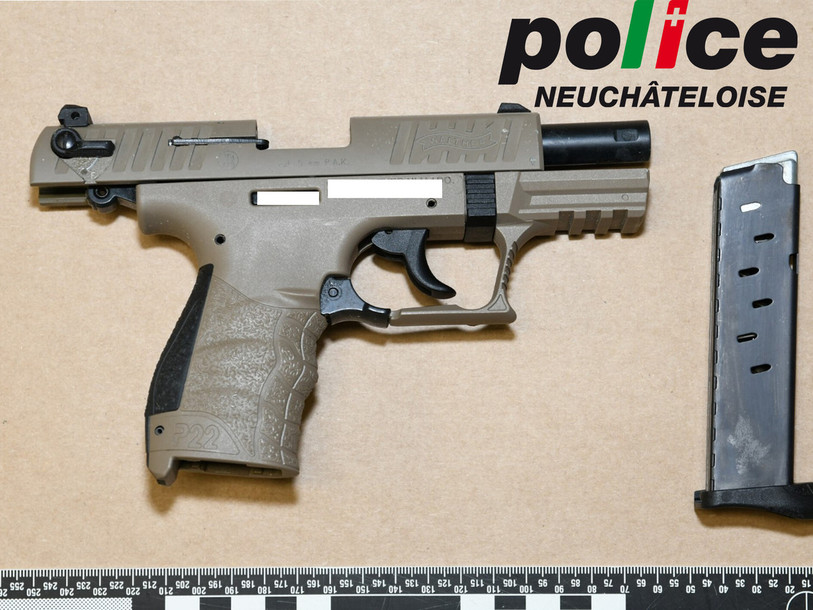 L'homme était muni d'un pistolet d'alarme. (Photo : Police neuchâteloise)