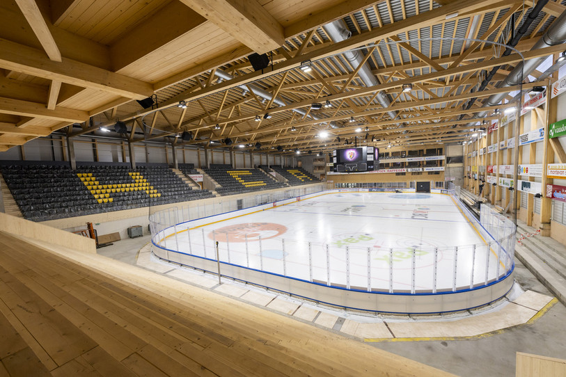 La Raiffeisen Arena à Porrentruy pourra enfin accueillir du public dès ce mardi (photo : KEYSTONE/Jean-Christophe Bott).