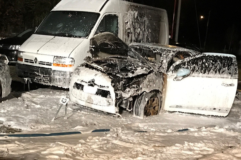 La voiture a été complètement détruite. Trois autres véhicules ont été endommagés. (Photo : police cantonale jurassienne)