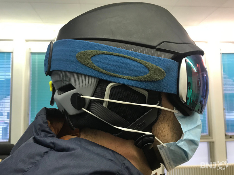 Le « Skears » permet d'accrocher un masque au casque de ski.