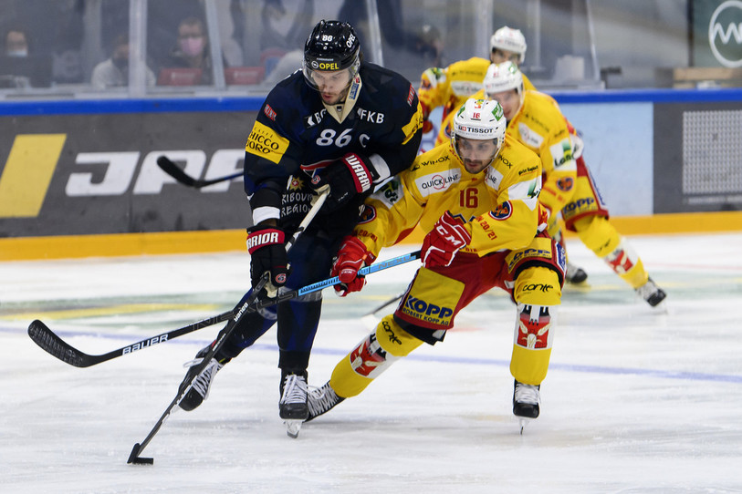 Le Biennois Fabio Hofer (à droite) tente de freiner sans succès le Fribourgeois Julien Sprunger. (photo : KEYSTONE/Anthony Anex).