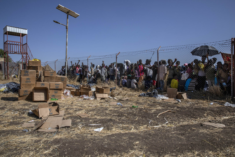 Des dizaines d'habitants de la région du Tigré ont dû fuir au Soudan. Ici, des réfugiés attendent la distribution de couvertures de la part des Nations Unis. (Photo : AP Photo/Nariman El-Mofty).